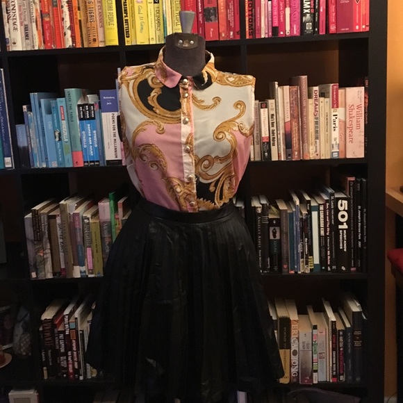 Sleeveless, Versace-inspired patterned blouse. - Picture 2 of 3